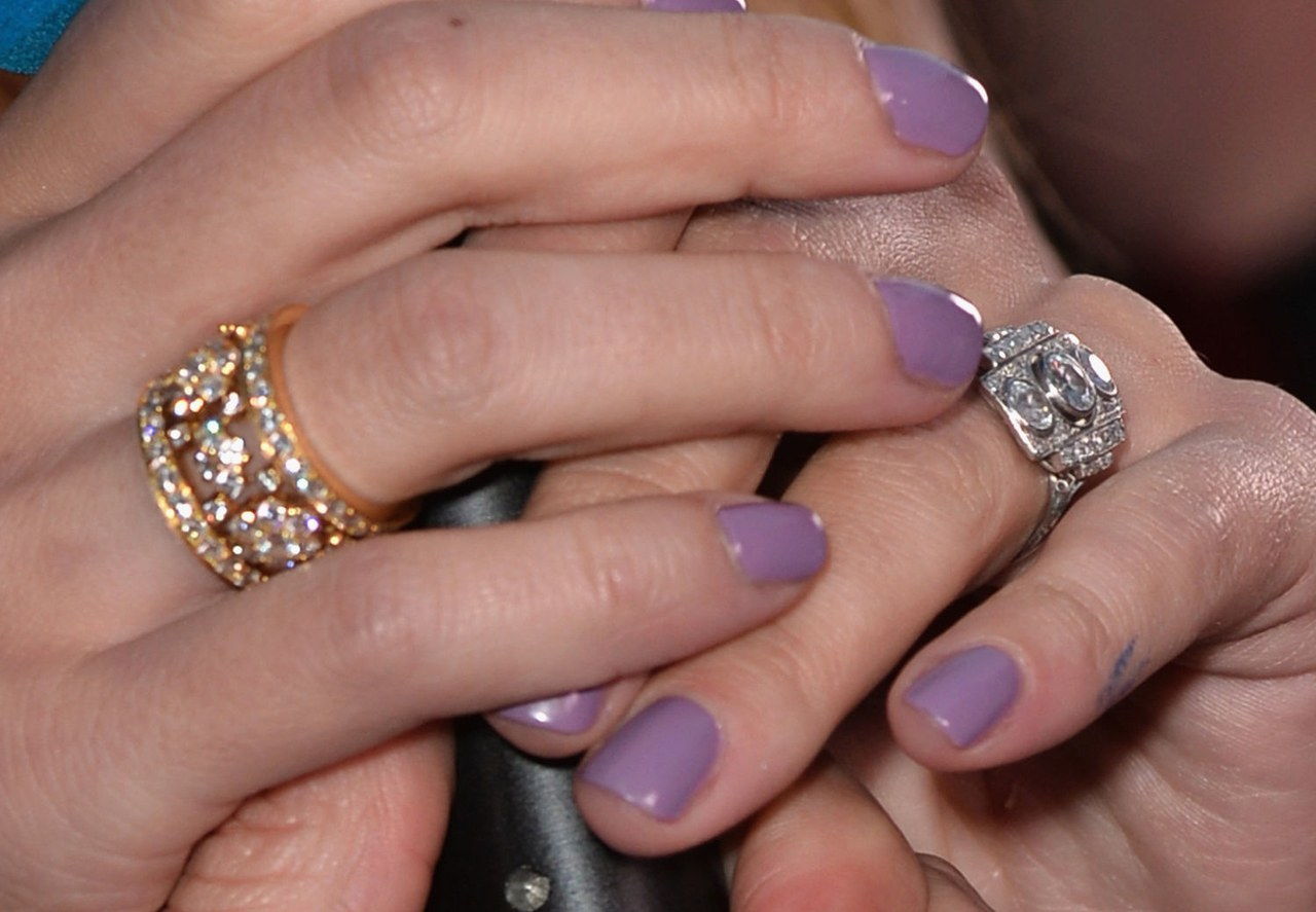 Scarlett johansson purple nails captian america premiere