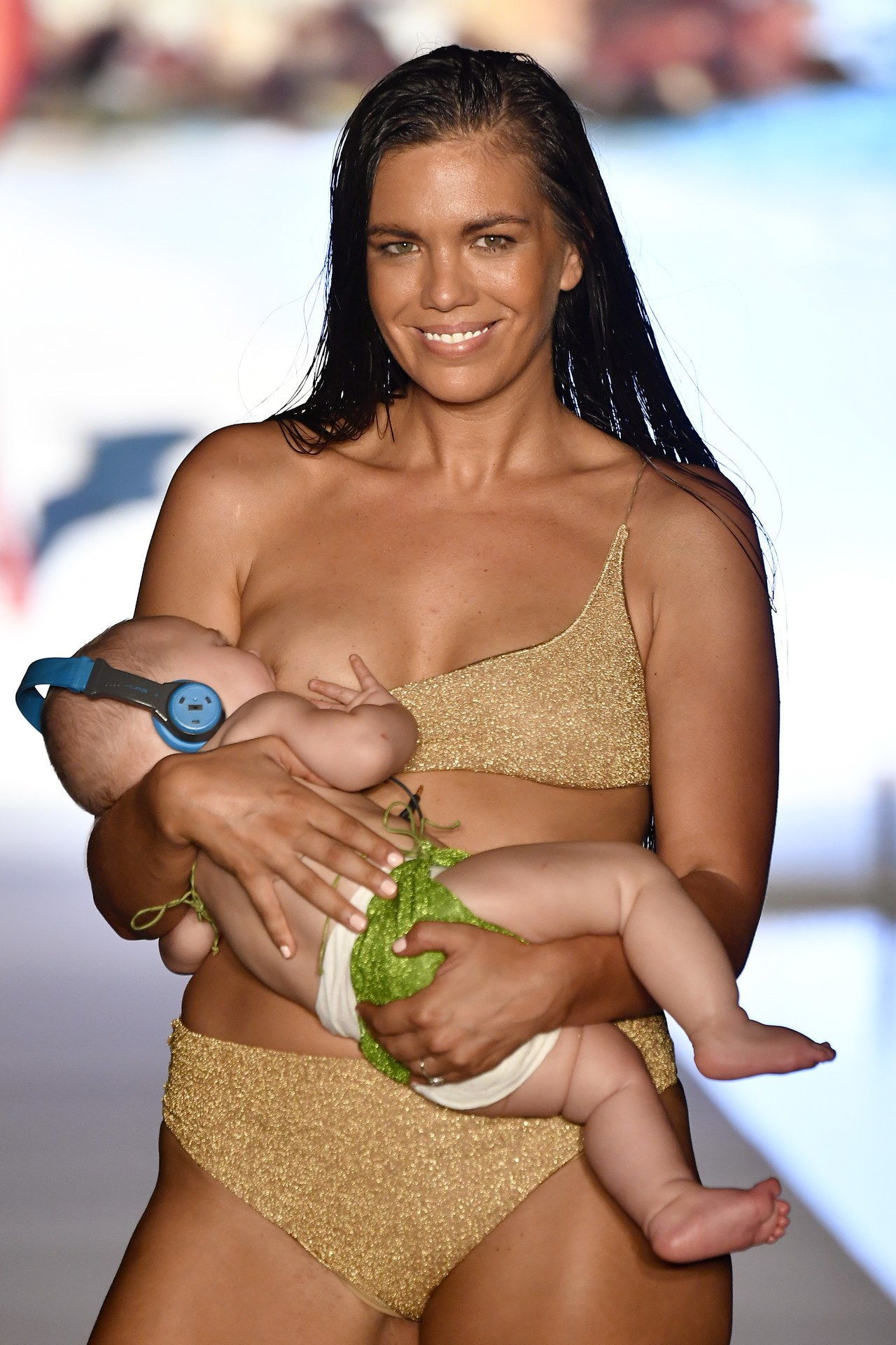ا Model Walked the Runway Breastfeeding Her 5-Month-Old Baby 3