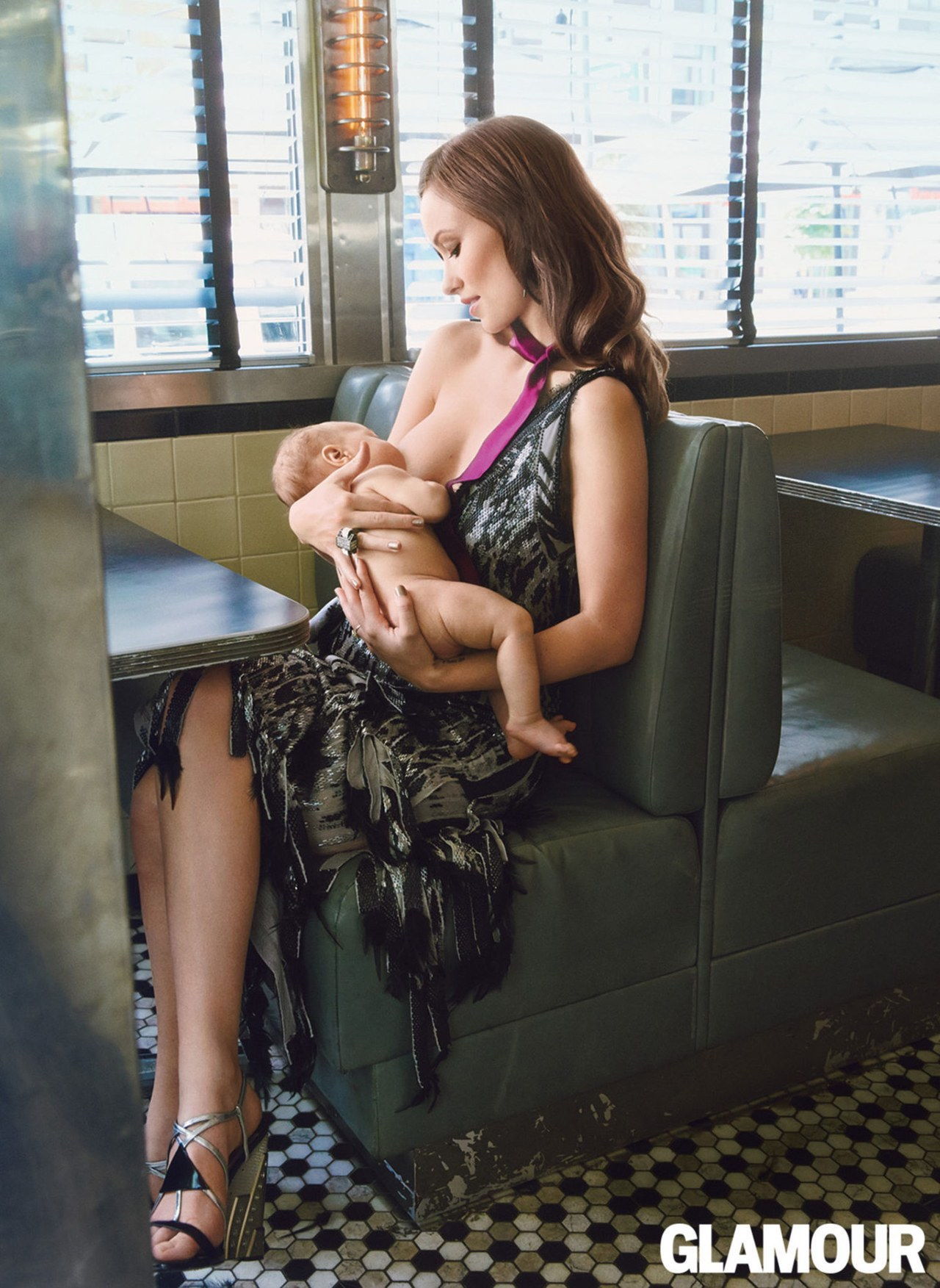 奥利维亚 on why it feels natural to be photographed while breast-feeding Otis...