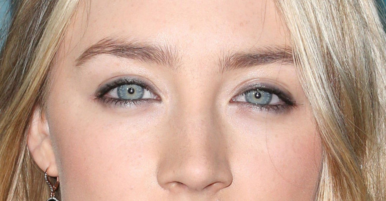 Saoirse Ronan smoky eyes eyeliner makeup close