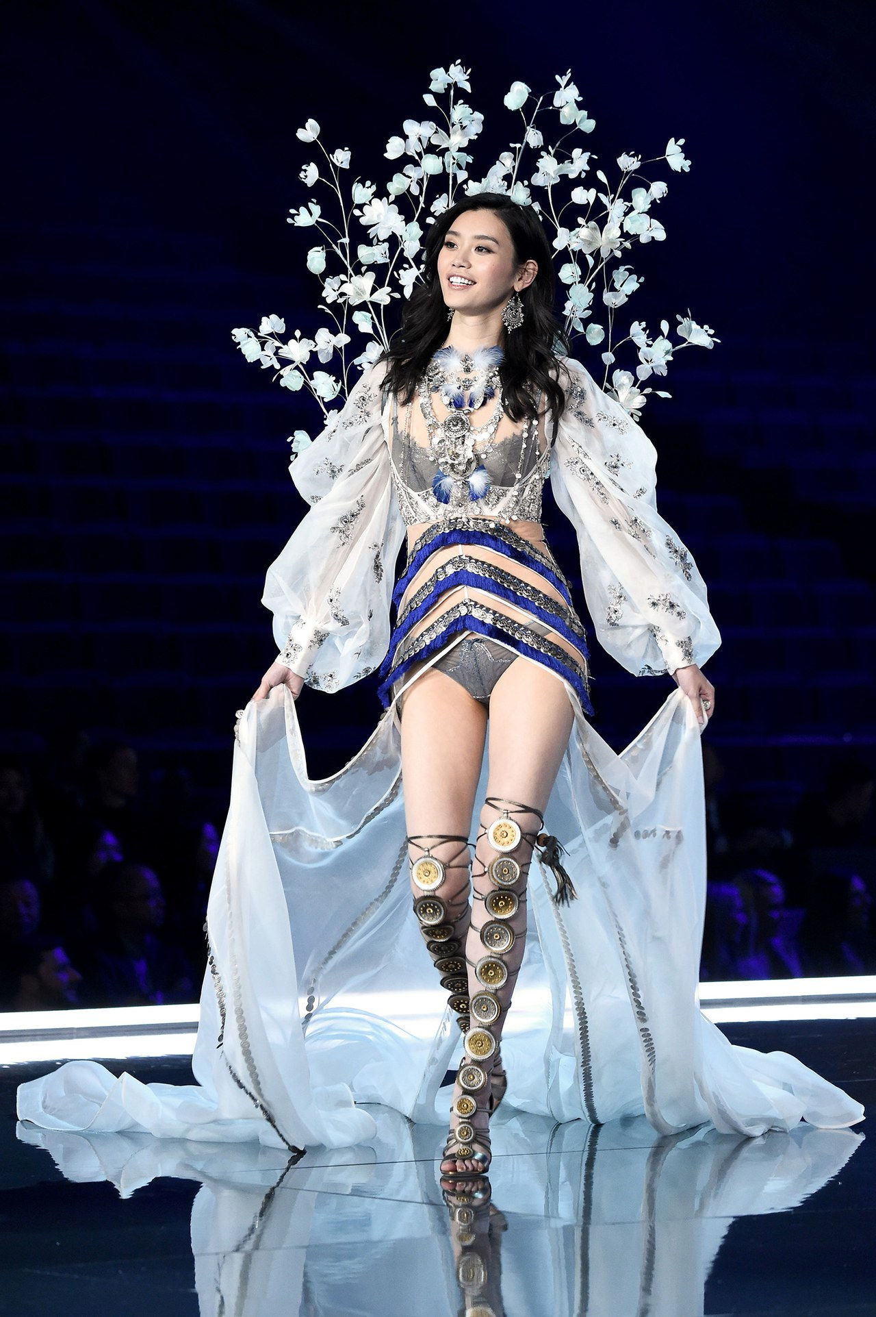 Ming Xi Falls During Victoria's Secret Show and Gizele Oliveira Helps Her 