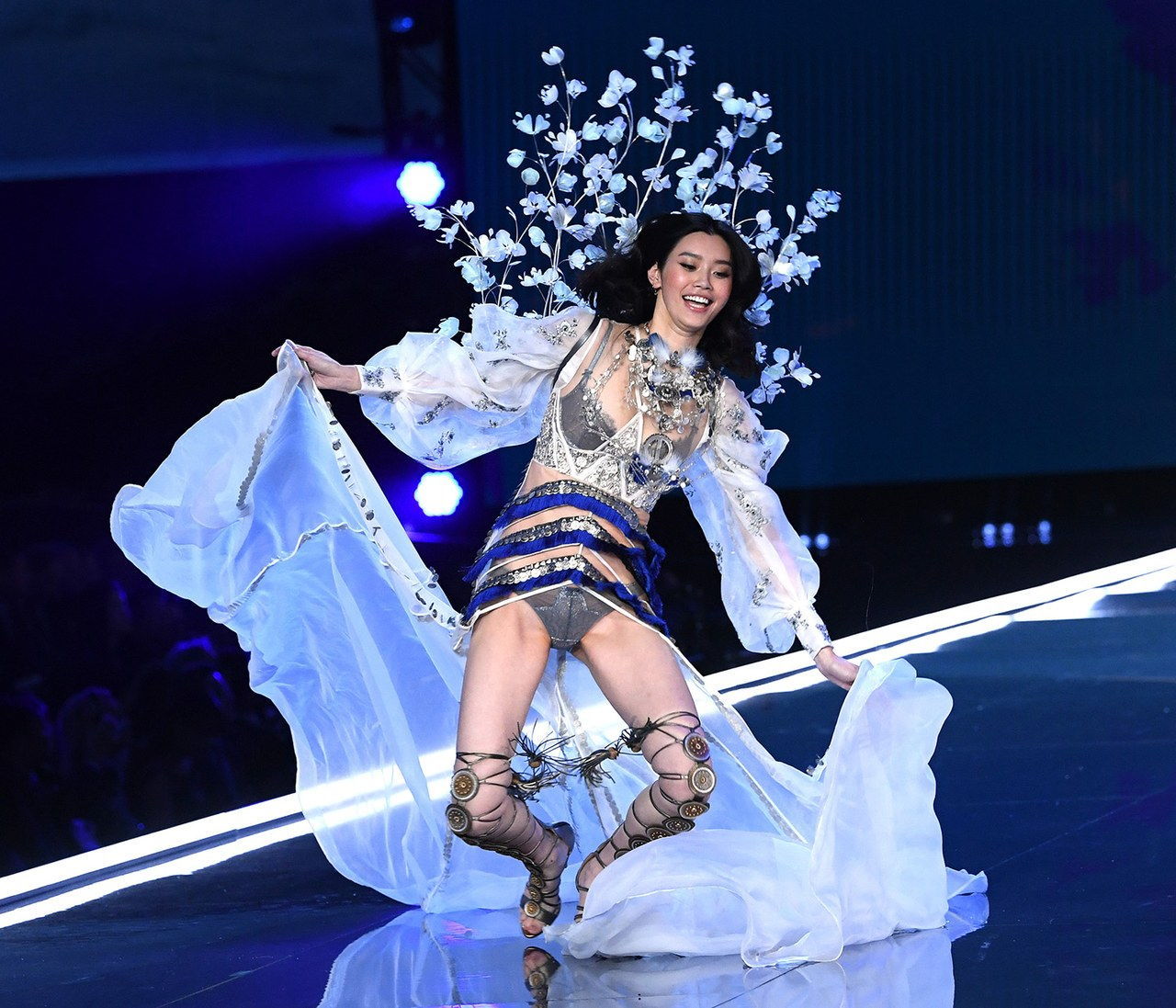 Ming Xi Falls During Victoria's Secret Show and Gizele Oliveira Helps Her 