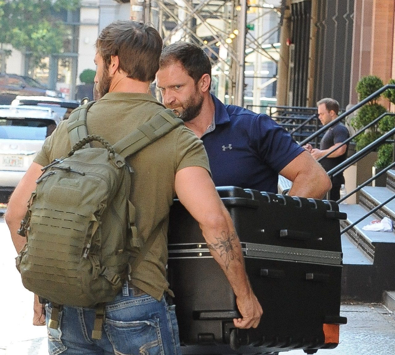 是 Taylor Swift being transported in a huge suitcase from her Tribecca apartment??