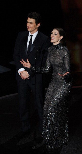 0228 anne hathaway oscars 2011 tom ford grey sequin gown fd