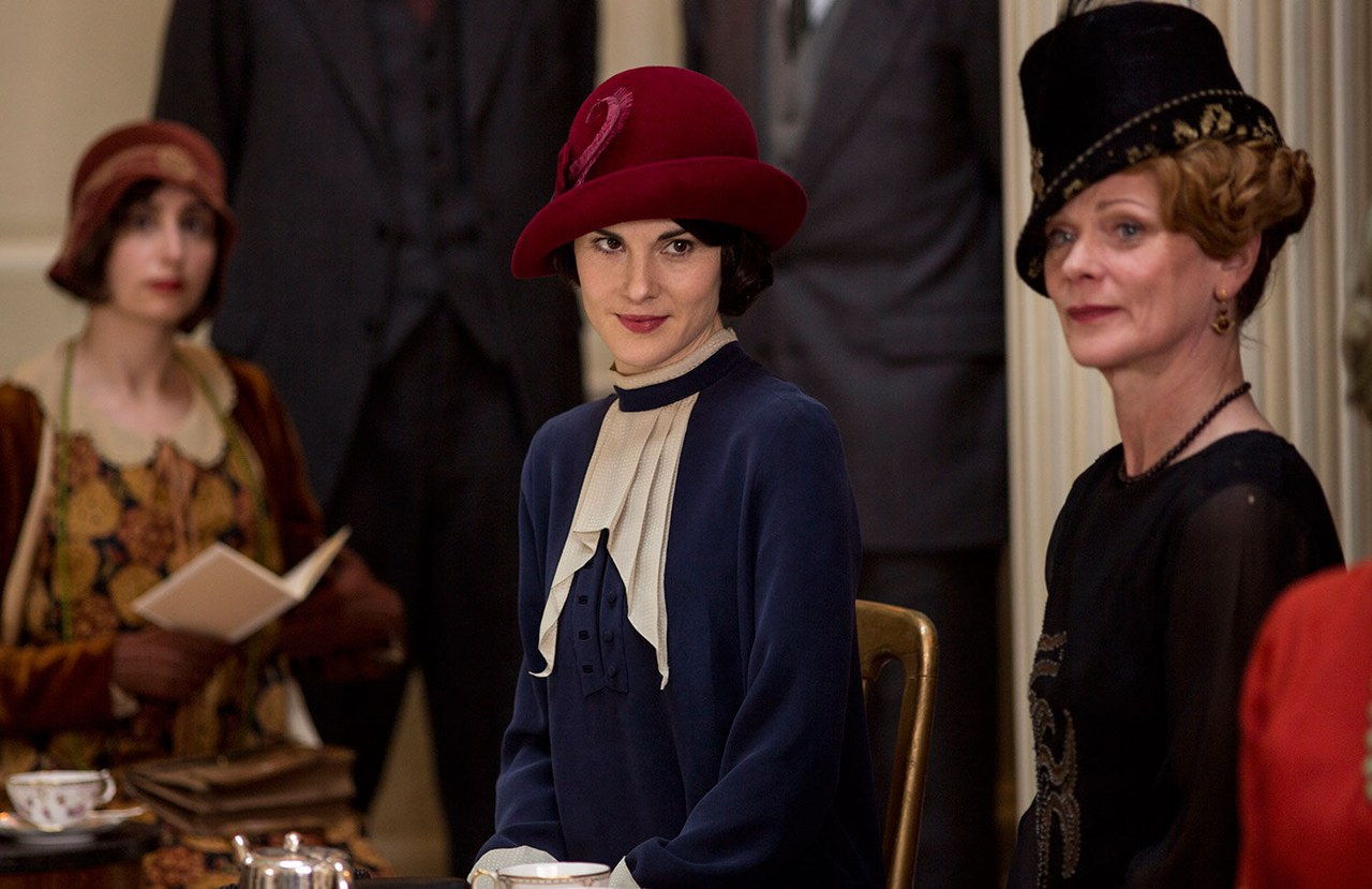 Dame mary downton abbey blue dress red hat