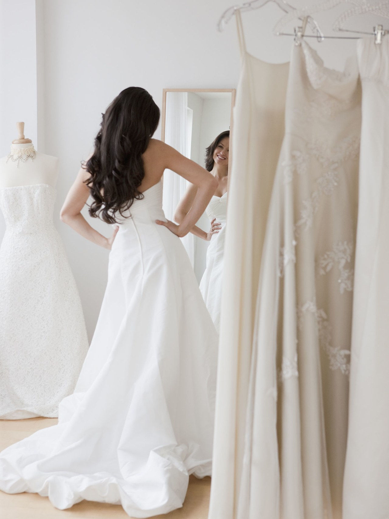 mujer trying on wedding dress