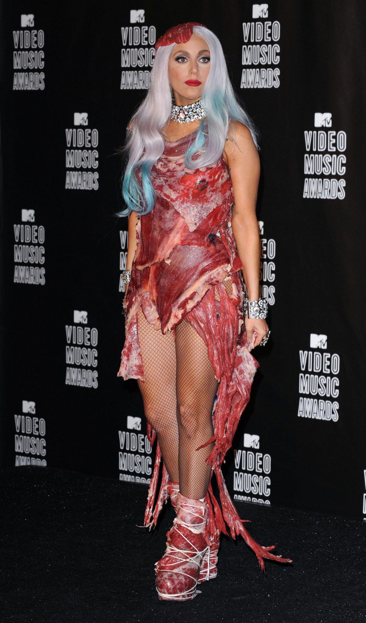 سيدة gaga meat dress vmas 2010