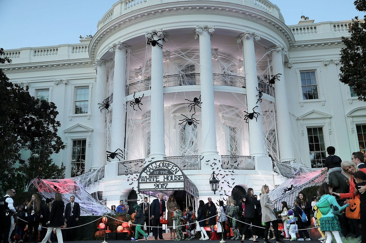 رئيس Trump And First Lady Host Halloween At The White House