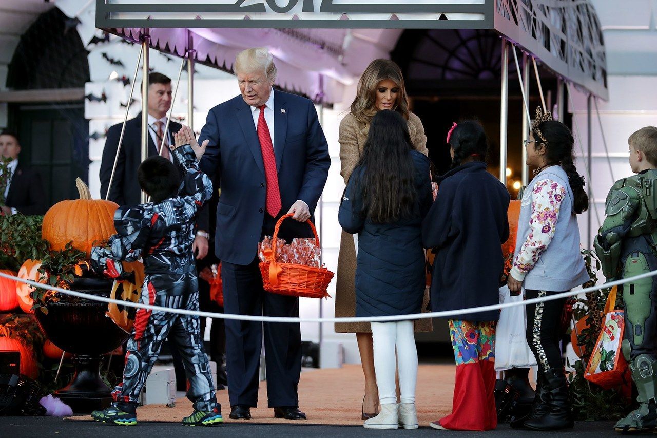 رئيس Trump And First Lady Host Halloween At The White House